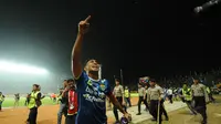 Kapten tim Persib Bandung, Firman Utina meluapkan emosi kemenangan bersama suporter Persib Bandung usai menumbangkan Persipura Jayapura dan menjadi kampiun ISL 2014 di Stadion Gelora Sriwijaya, Palembang, (7/11/2014). (Liputan6.com/Helmi Fithriansyah)