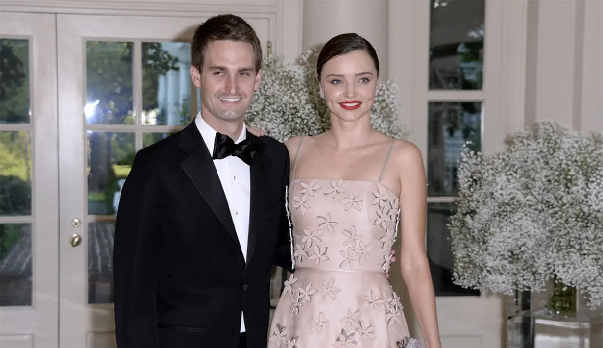 Kebahagiaan tengah bersama Miranda Kerr yang baru saja resmi dipersunting CEO Snapchat, Evan Spiegel. Pernikahan yang berlangsung secara privat ini hanya dihadiri keluarga dan teman-teman terdekatnya. (AFP/Bintang.com)
