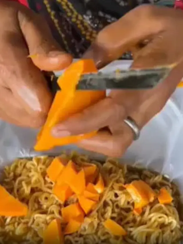 Viral Olahan Mie Instan Dicampur Buah dan Jus Mangga, Bikin Melongo