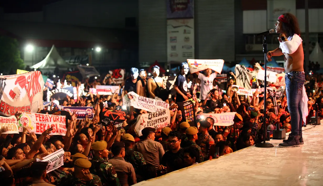 "Sekarang udah 34 tahun kemudian tapi gua masih merasa 17 tahun sih, karena itu mimpi remaja yang jadi kenyataan. Makanya rock n roll terus," lanjutnya. (Nurwahyunan/Bintang.com)