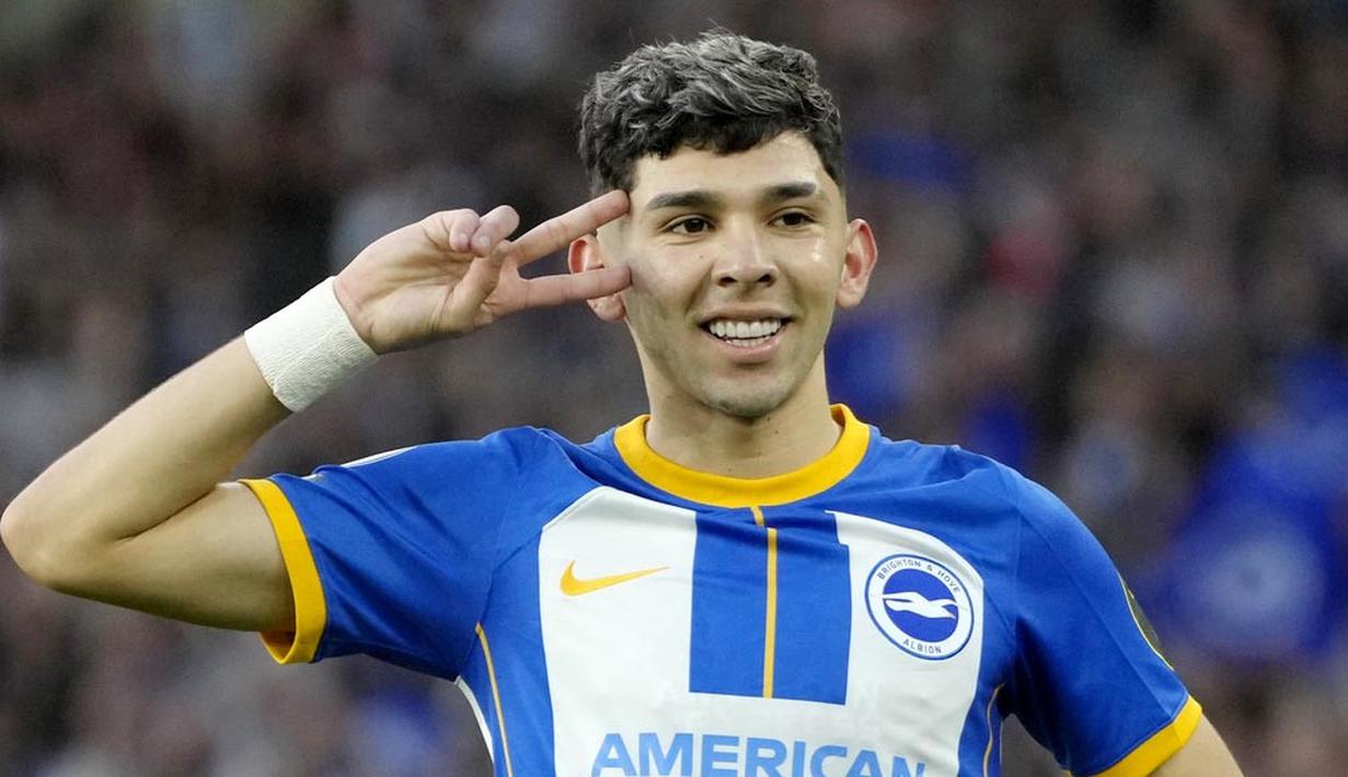Pemain Brighton and Hove Albion, Julio Enciso, melakukan selebrasi setelah mencetak gol ke gawang Manchester City pada laga Liga Inggris di Stadion AMEX, Rabu (24/5/2023). Kedua tim bermain imbang 1-1. (AP Photo/Kirsty Wigglesworth)