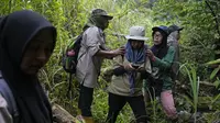 Anggota kelompok patroli hutan perempuan menandai posisinya di perangkat GPS saat patroli hutan di Damaran Baru, Provinsi Aceh, Selasa, 7 Mei 2024. (dok. AP Photo/Dita Alangkara)