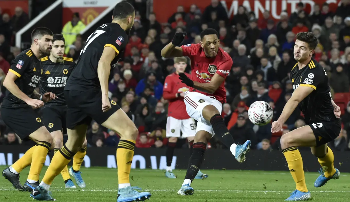 Pemain Manchester United Anthony Martial (tengah) menendang bola ke gawang Wolverhampton Wanderers pada putaran ketiga Piala FA di Old Trafford, Manchester, Inggris, Rabu (15/1/2020). Manchester United menang 1-0. (AP Photo/Rui Vieira)