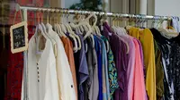 Fenomena thrifting atau jual beli pakaian bekas dianggap merugikan UMKM Tanah Air dan berdampak buruk terhadap lingkungan. (Foto: Unsplash/Megan Lee).
