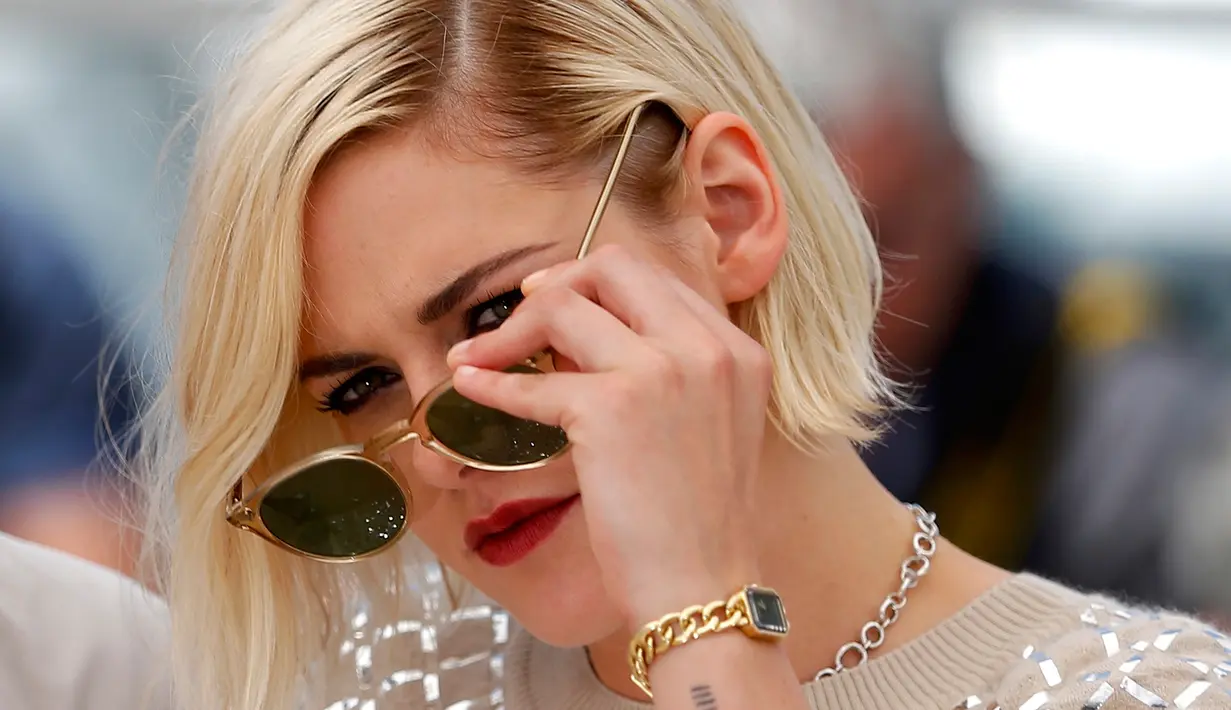Aktris Kristen Stewart tampil gaya menggunakan kacamata hitam saat sesi pemotretan untuk film " Personal Shopper" dalam kompetisi di Festival Film Cannes ke-69 di Cannes, Prancis, 17 Mei 2016. (REUTERS / Jean-Paul Pelissier)