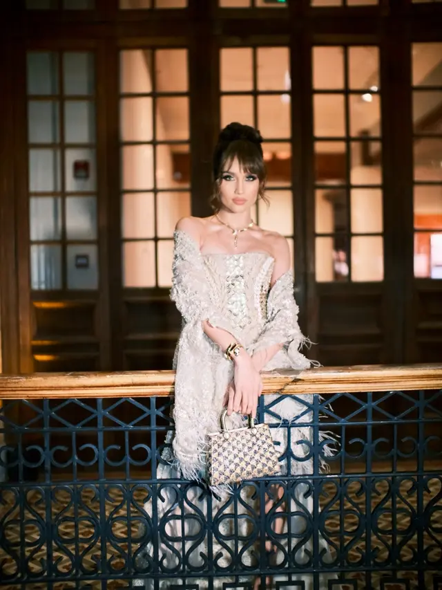 6 Potret Glamor Cinta Laura di Bvlgari Exhibition Shanghai, Momen Anne Hathaway Cium Tangannya Jadi Sorotan