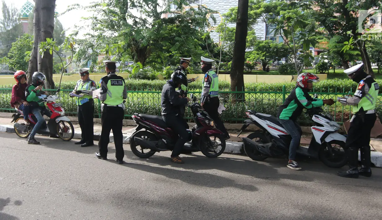 Polda Metro Jaya menggelar Operasi Keselamatan Jaya 2018  di Jalan Letjen Suprapto, Jakarta Pusat, Senin (5/3). Operasi Keselamatan Jaya 2018 dilakukan selama 21 hari mulai pagi ini sampai dengan 25 Maret 2018. (Liputan6.com/Arya Manggala)