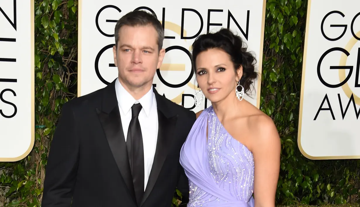 Meski Hollywood Foreign Press Association memberi penghormatan kepada Matt Damon di acara Golden Globe Awards 2016 untuk karyanya di film ‘The Martian’, namun tiga putrinya di rumah lebih tertarik kepada sang istri, Luciana Barroso. (AFP/Bintang.com)
