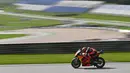 Pembalap Red Bull KTM, Brad Binder, saat latihan cepat (FP3) MotoGP Austria di Sirkuit Red Bull Racing, Spielberg, Sabtu (15/8/2020). Vinales keluar sebagai rider tercepat dengan waktu terbaiknya 1 menit 24,317 detik. (AFP/Joe Klamar)