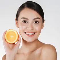 ilustrasi kulit wajah cerah karena vitamin C/copyright freepik.com/drobotdean