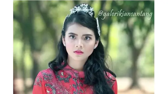 Sama seperti sang ayah, ia juga terjun di dunia hiburan. Potret Adrienne saat bermain di sinetron Raden Kian Santang.