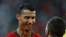 Cristiano Ronaldo bersalaman dengan pemain Spanyol sebelum pertandingan di grup B Piala Dunia 2018 di Stadion Fisht di Sochi, Rusia, (20/6). Pemain Real Madrid ini tampil beda dengan berjenggot. (AP Photo/Manu Fernandez)
