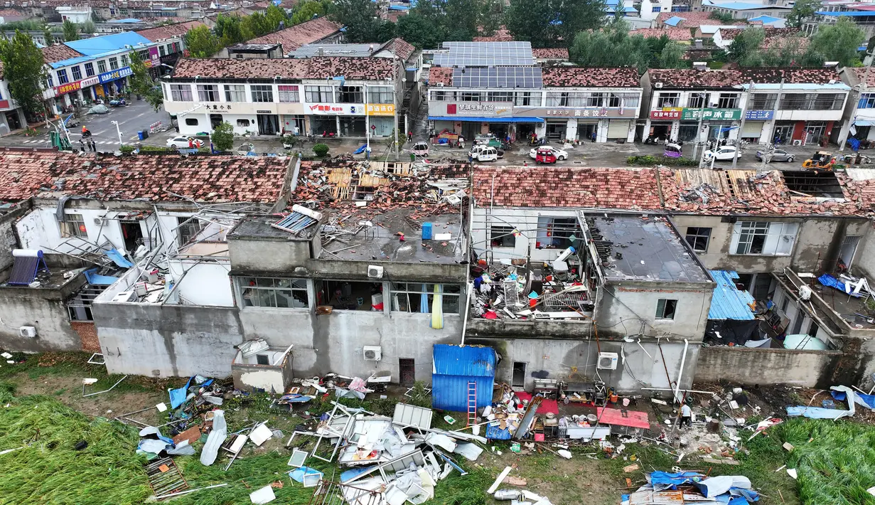 Foto udara menunjukkan kerusakan pada bangunan setelah tornado menghantam kota Suqian, di provinsi Jiangsu, China, Rabu 20 September 2023. (AFP/China OUT)