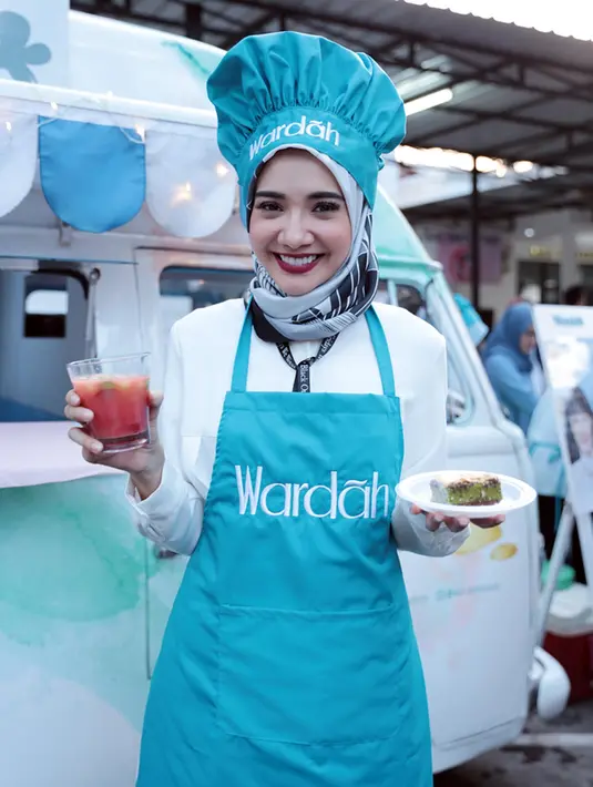 "Tahun lalu agak kendor. Tahun ini agak nggak bisa dikendorin soalnya lagi ada kegiatan baru. Which is aku juga punya tanggung jawab, sekarang lagi fokus ke situ dulu," pungkas Zaskia Sungkar. (Deki Prayoga/Bintang.com)