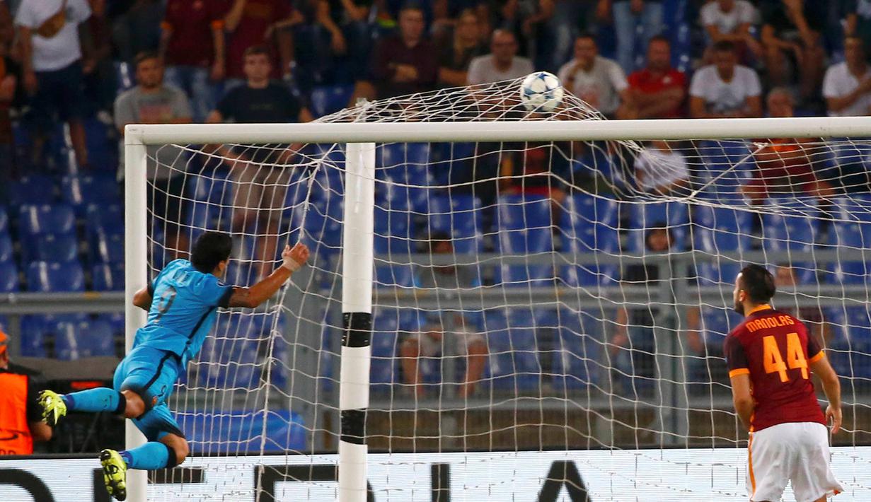 Striker Barcelona, Luis Suarez, mencetak gol ke gawang AS Roma dalam laga di Grup E Liga Champions di Stadion Olimpico, Kamis (17/9/2015) dini hari WIB. (Reuters/Tony Gentile)