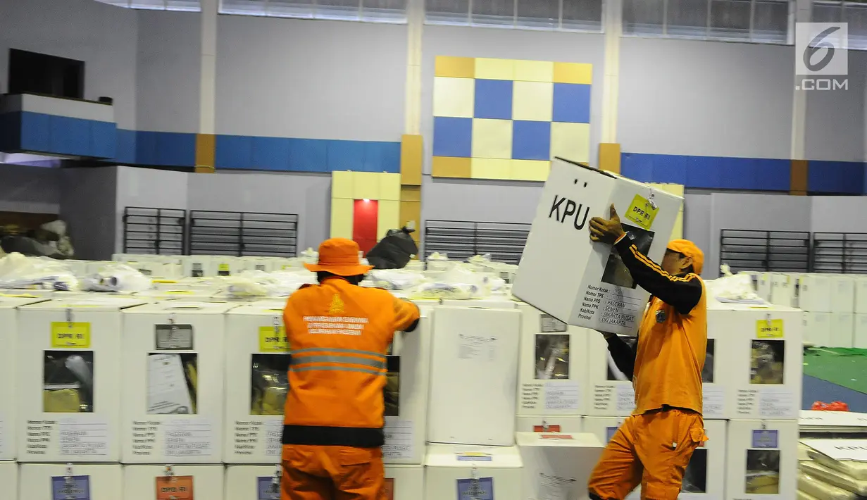 Pasukan oranye menata logistik pemilu 2019 di Gelanggang Olahraga Remaja, Jakarta Pusat, Selasa (16/4). Logistik tersebut akan distribusikan kesejumlah kelurahan dan Tempat Pemungutan Suara (TPS) yang tersebar di Kecamatan Senen, jelang Pemungutan Suara 19 April 2019. (Liputan6.com/Herman Zakharia)