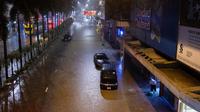 Banjir semakin parah menjelang Jumat (8/9) pagi. Sebuah jalan yang tergenang air setelah hujan deras di Hong Kong, Jumat, 8 September 2023. (AP Photo/Louise Delmotte)