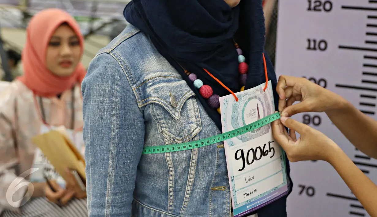 Peserta saat diukur badannya oleh panitia audisi Putri Muslimah Indonesia 2016 di Jakarta, Minggu (24/4). Ajang tersebut diadakan untuk mencari bakat terbaik dari muslimah yang memiliki kriteria akhlak, bakat, dan cantik. (Liputan6.com/Immanuel Antonius)