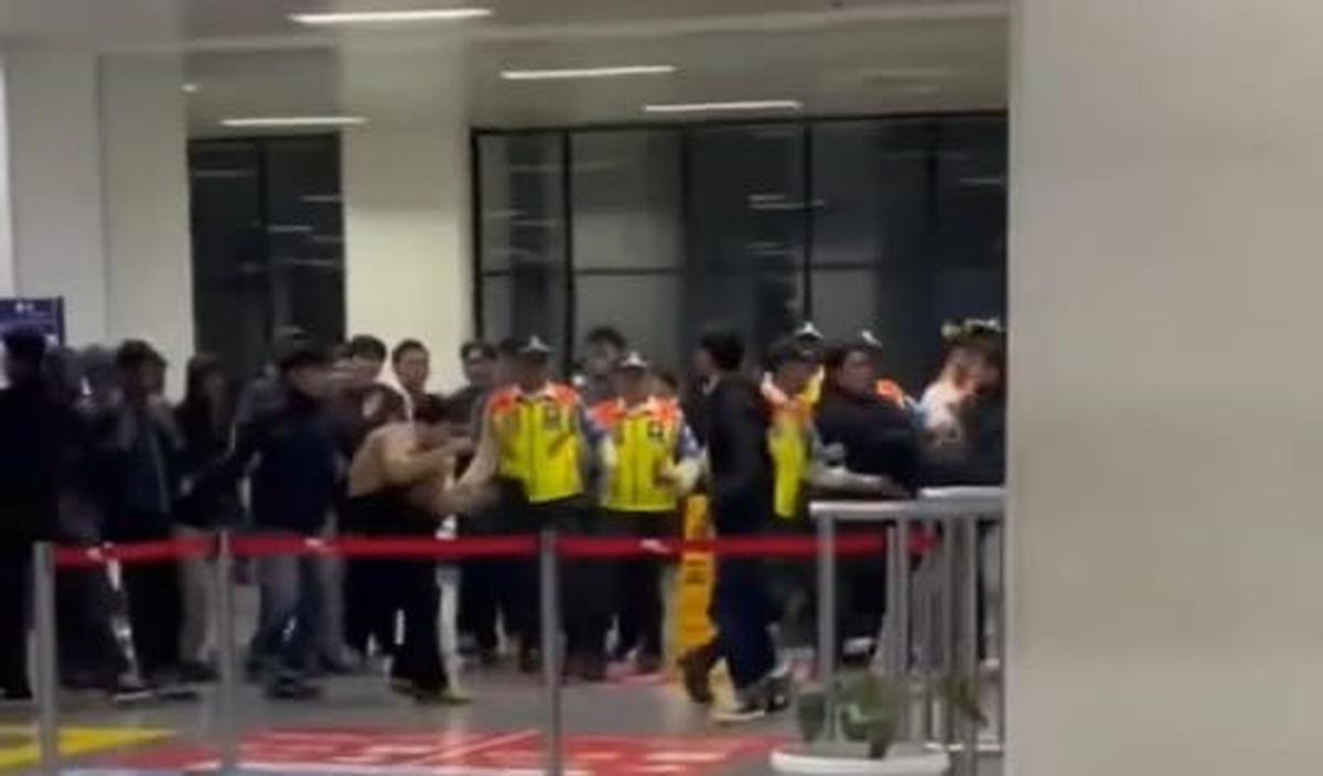 Di tempat yang sama, terlihat pengguna KRL lainnya mencoba melarikan diri.<br>