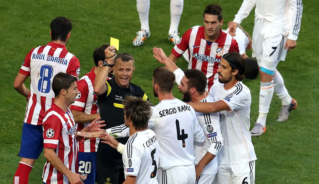 Wasit Bjorn Kuipers, memberikan kartu kuning kepada bek Real madrid, Sergio Ramos, pada laga final Liga Champions melawan Atletico Madrid di Stadion Luz, Portugal, Sabtu (24/5/2014). (EPA/Andre Kosters)