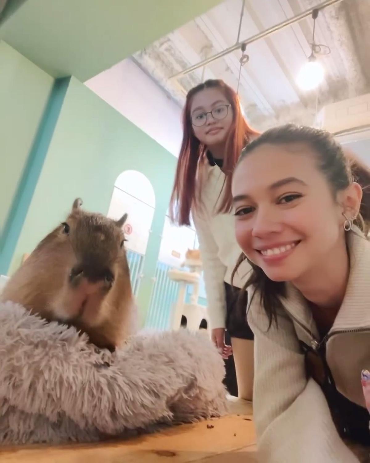 7 Potret Keseruan Yuki Kato Bareng Kapibara, Netizen: Jadi Keinget Jennie BLACKPINK