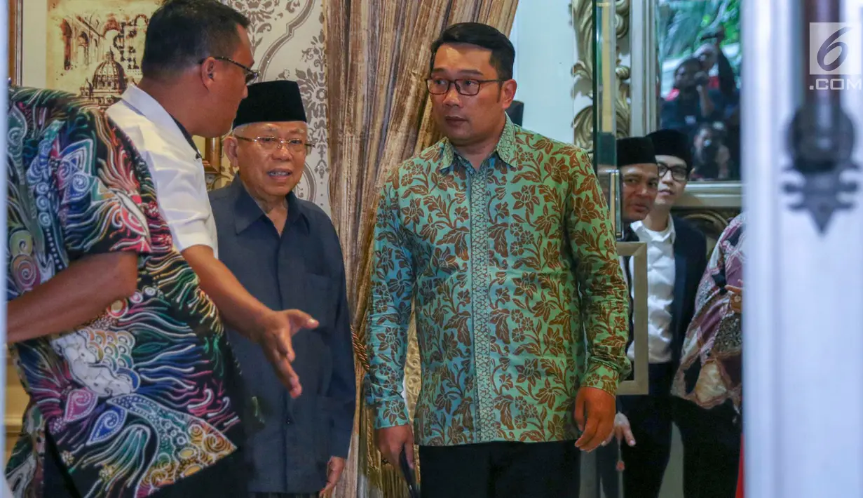 Calon wakil presiden nomor urut 01 Ma'ruf Amin menerima kunjungan Gubernur Jawa Barat Ridwan Kamil di Jakarta, Selasa (12/2). Kedatangan Ridwan Kamil ke rumah Ma'ruf Amin dalam rangka menjalin tali silaturahim. (Liputan6.com/Immanuel Antonius)