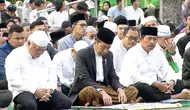 Presiden Joko Widodo atau Jokowi menunaikan ibadah salat Idul Adha di Semarang, Jawa Tengah. Tepatnya di Masjid Raya Baiturrahman, kawasan Simpang Lima Semarang, Jawa Tengah, Senin (17/6/2024). (Foto: Tangkapan layar Youtube Sekretariat Presiden).