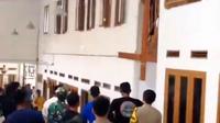 Video viral insiden pembubaran paksa retreat pelajar Kristen di Kecamatan Cidahu, Kabupaten Sukabumi. (Tangkapan layar TikTok)