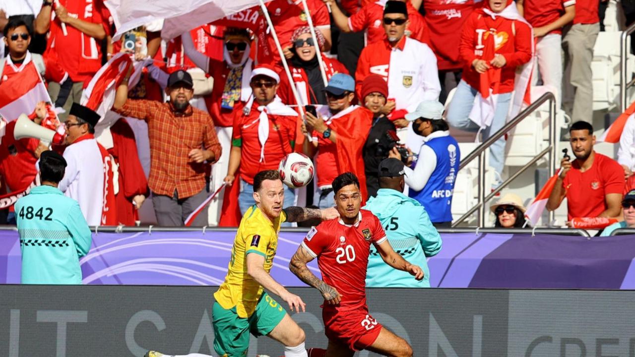 Tim Garuda sempat bermain dengan dominasi penguasaan bola pada 10 menit pertama, Namun akibat gol bunuh diri Elkan Baggot pada menit ke-12 membuat Australia berhasil memimpin.<br>(Foto&nbsp;REUTERS / Ibraheem Al Omari)