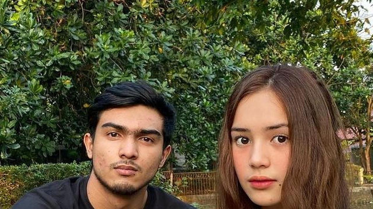 Teuku Atha diketahui kelahiran tahun 2000.  Hanya terpaut usia 2 tahun dengan Beby Tsabina.