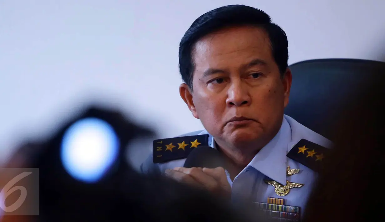 Wakasau Marsekal Madya TNI Hadiyan Sumintaatmadja menjelaskan kronologi jatuhnya pesawat Hercules TNI AU di Wamena, di Lanud Halim Perdanakusuma, Minggu (18/12). Hadiyan memastikan seluruh kru dan penumpang pesawat itu tewas. (Liputan6.com/Johan Tallo)