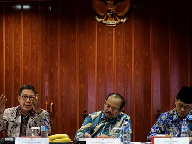 Menteri Agama (Menag) Lukman Hakim Saifuddin (kiri) didampingi Ketua Ombudsman Amzulian Rifal (tengah) dan Anggota Ombudsman Ahmad Su'adi memberi keterangan di Kantor Ombudsman Jakarta, Rabu (4/10). (Liputan6.com/JohanTallo)