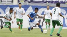 Gelandang Persib Bandung, Febri Hariyadi, berusaha melewati pemain Persiwa Wamena pada laga Piala Indonesia di Stadion Si Jalak Harupat, Bandung, Senin (11/2). Persib menang 7-0 atas Persiwa. (Bola.com/M Iqbal Ichsan)