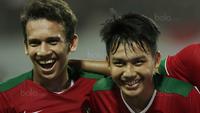 Gelandang Indonesia U-19, Witan Sulaeman bersama Egy Maulana, melakukan selebrasi usai mencetak gol ke gawang Thailand U-19 di Stadion Wibawa Mukti, Cikarang, Minggu (8/10/2017). Indonesia menang 3-0 atas Thailand. (Bola.com/M Iqbal Ichsan)