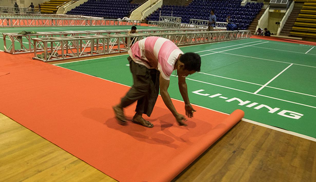 Pekerja memasang karpet merah jelang Kejuaraan Dunia BWF di Istora Senayan, Jakarta, Rabu (5/8/2015). Pada turnamen ini Indonesia menurunkan sebanyak 28 pebulutangkis. (Bola.com/Vitalis Yogi Trisna)