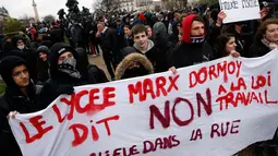 Sejumlah mahasiswa membawa spanduk saat menggelar unjuk rasa di Place de la Nation, wilayah timur Paris, Prancis, Kamis (31/3). Mereka menolak rancangan undang-undang sosialis pemerintah Prancis yang dinilai merugikan pekerja. (Thomas SAMSON/AFP)