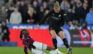 Pemain West Ham United, Aaron Wan-Bissaka (bawah), melakukan tekel terhadap pemain Manchester City, Erling Haaland dalam pertandingan Liga Inggris di London, Minggu (15/3/2026). (AP Photo/Dave Shopland)