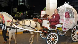 Cinta datang dengan menggunakan kereta kuda yang dihias seperti dalam kisah Barbie, Jakarta, Minggu (8/6/14). (Liputan6.com/Panji Diksana)