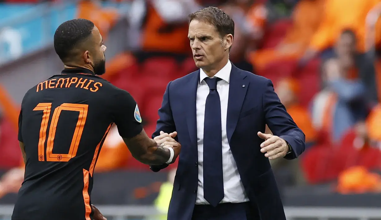 Frank de Boer. Meski tampil perkasa di fase grup, Frank de Boer dan pasukannya harus rela tersingkir dari kuda hitam Republik Ceska di babak 16 besar. Frank de Boer pun dipecat KNVB pada 29 Juni lalu meski belum genap satu tahun menukangi Tim Oranye. (Foto: AFP/Pool/Koen van Weel)