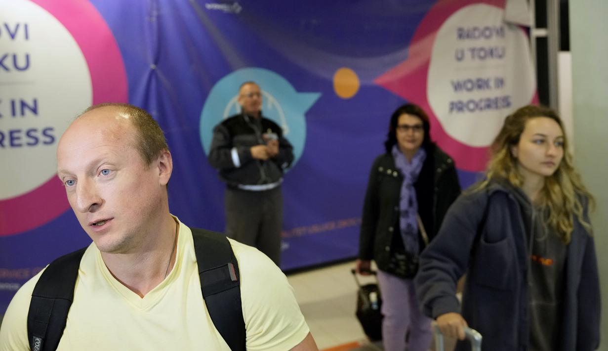 Vladimir, penumpang dari penerbangan Moskow-Belgrade yang dioperasikan oleh Air Serbia, berbicara kepada media di bandara di Beograd, Serbia, Rabu (21/9/2022). Penerbangan langsung dari Moskow ke Istanbul di Turki dan Yerevan di Armenia, kedua tujuan yang memungkinkan orang Rusia masuk tanpa visa, terjual habis pada Rabu, menurut data Aviasales. (AP Photo/Darko Vojinovic)