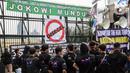 Demonstran berunjuk rasa di depan Gedung MPR/DPR/DPD, Jalan Gatot Subroto, Jakarta, Jumat (20/5/2022). Demonstran menuntut berbagai isu, di antaranya Omnibus Law dan penurunan harga sembako serta bahan bakar minyak (BBM). (Liputan6.com/Johan Tallo)