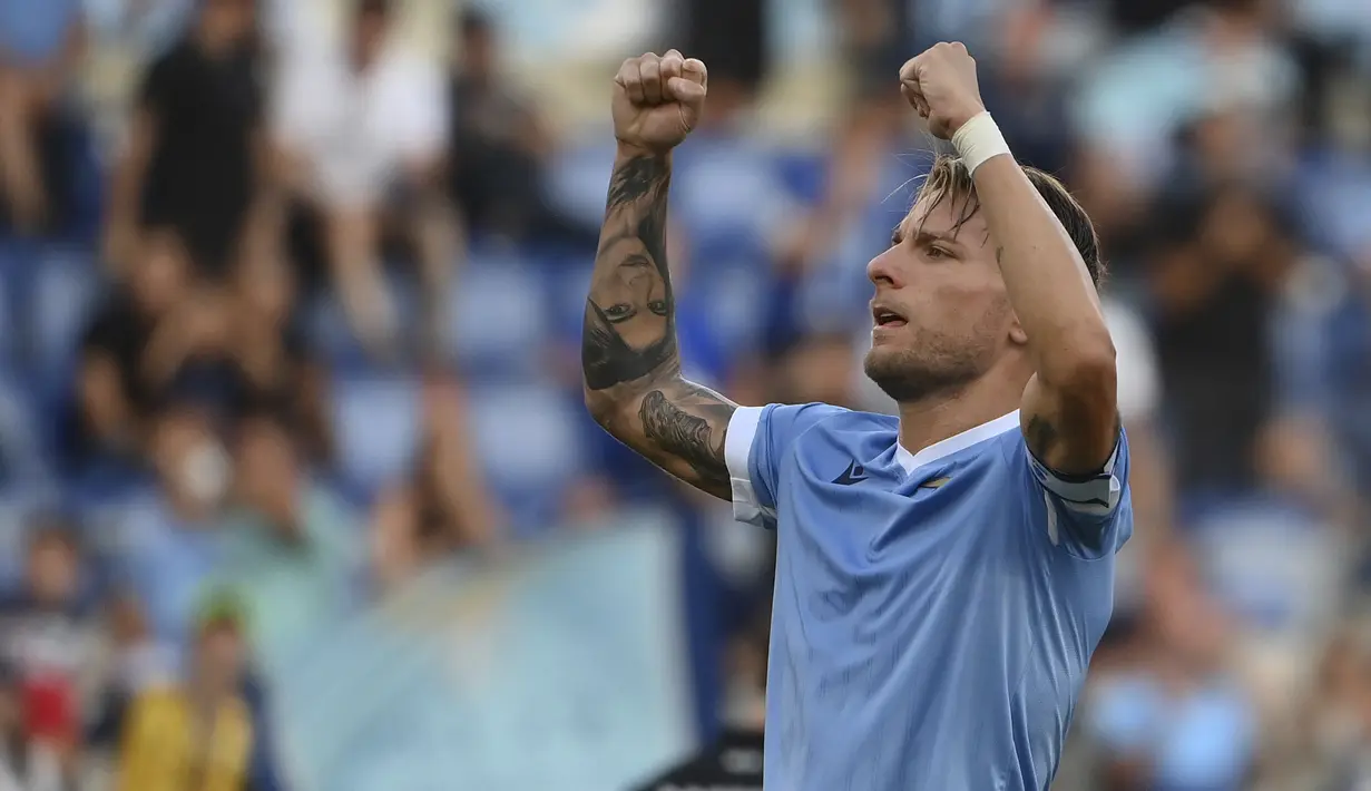 Ciro Immobile. Striker berusia 31 tahun yang kini memasuki musim ke-6 bersama Lazio ini telah mencetak 4 gol. Di pekan pertama ia mencetak 1 gol saat menang 3-1 atas tuan rumah Empoli. Pada pekan kedua ia mencetak hattrick saat menang 6-1 atas tim tamu Spezia. (Foto: LaPresse via AP/Alfredo Falcone)