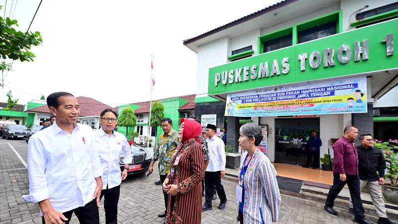 Presiden Joko Widodo atau Jokowi meninjau Puskesmas Toroh 1, Kabupaten Grobogan, Provinsi Jawa Tengah, Selasa (23/1/2024).