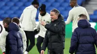 Pelatih kepala Paris Saint-Germain, Luis Enrique (tengah) memimpin sesi latihan menjelang pertandingan sepak bola leg kedua babak 16 besar Liga Champions melawan Real Sociedad di Stadion Reale Arena, San Sebastian, 4 Maret 2024. (FRANCK FIFE/AFP)