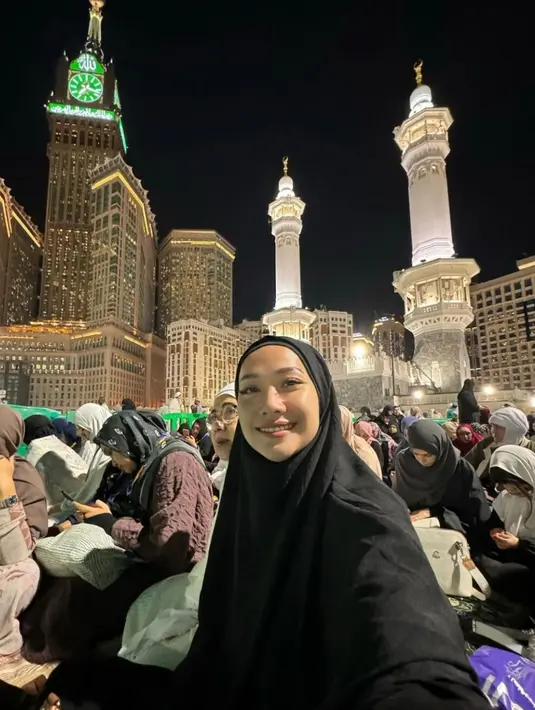 Bunga Citra Lestari terlihat lebih tertutup saat menjalani umroh. Bahkan ia mengunggah momen beribadah dengan khidmat. (Liputan6.com/IG/@itsmebcl)