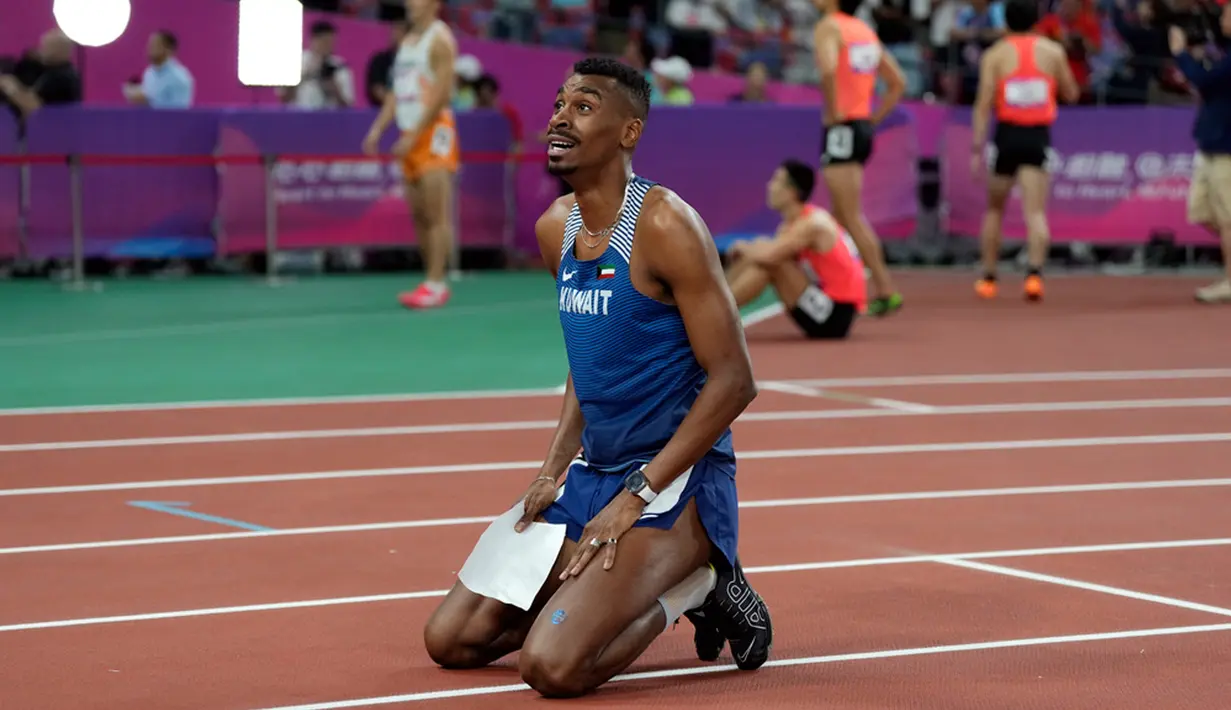 Yaqoub Alyouha dari Kuwait merayakan kemenangannya setelah memenangkan final lari gawang 110 meter putra pada Asian Games ke-19 di Hangzhou, China, Senin (2/10/2023). (AP Photo/Lee Jin-man)