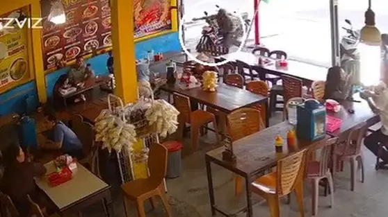 Viral Balita Dilempar Batu ODGJ Saat Asyik Makan Bakso
