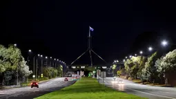 Suasana jalanan yang hampir kosong di sekitar Gedung Parlemen (belakang tengah) di Canberra, Australia, Kamis (12/8/2021). Canberra lockdown selama tujuh hari mulai 12 Agustus 2021. (Rohan Thomson/AFP)