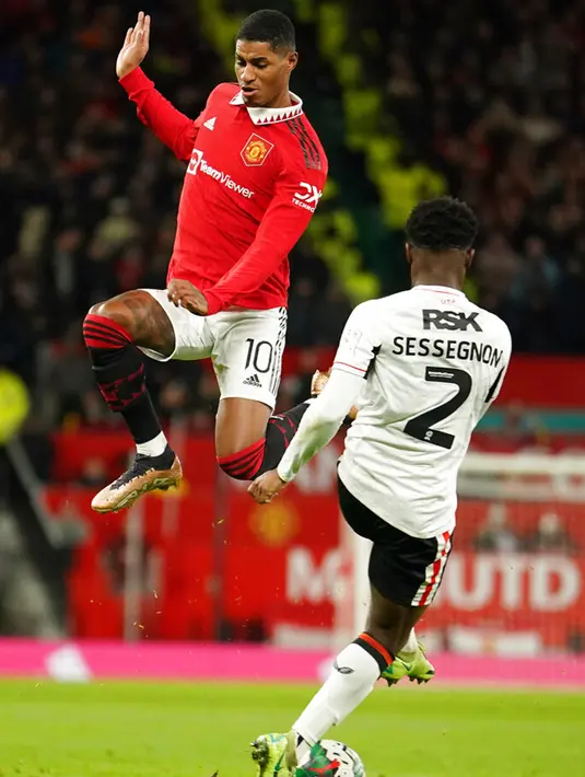 Pemain Charlton Athletic Steven Sessegnon (kanan) berebut bola dengan pemain Manchester United Marcus Rashford pada pertandingan sepak bola perempat final Piala Liga Inggris atau Carabao Cup di Old Trafford, Manchester, Inggris, 10 Januari 2023. Manchester United menang 3-0. (AP Photo/Dave Thompson)