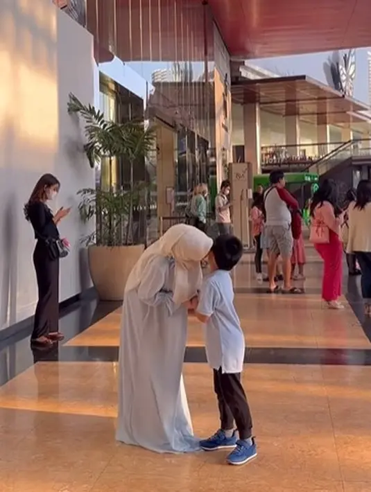 Kedekatan Larissa Chou dan anaknya tersebut juga sering mendapat perhatian [Instagram/larissachou]